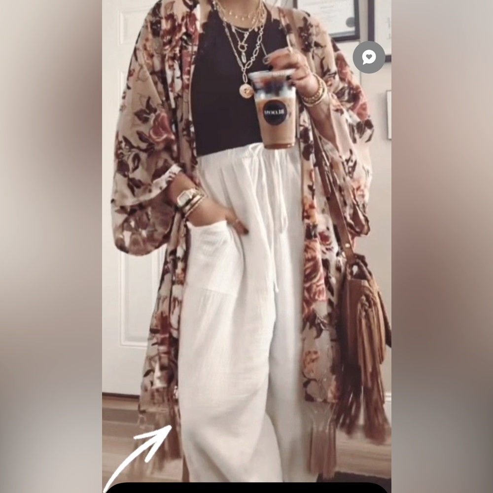ISO (I’m looking for this velvet kimono, originally from pink lily)